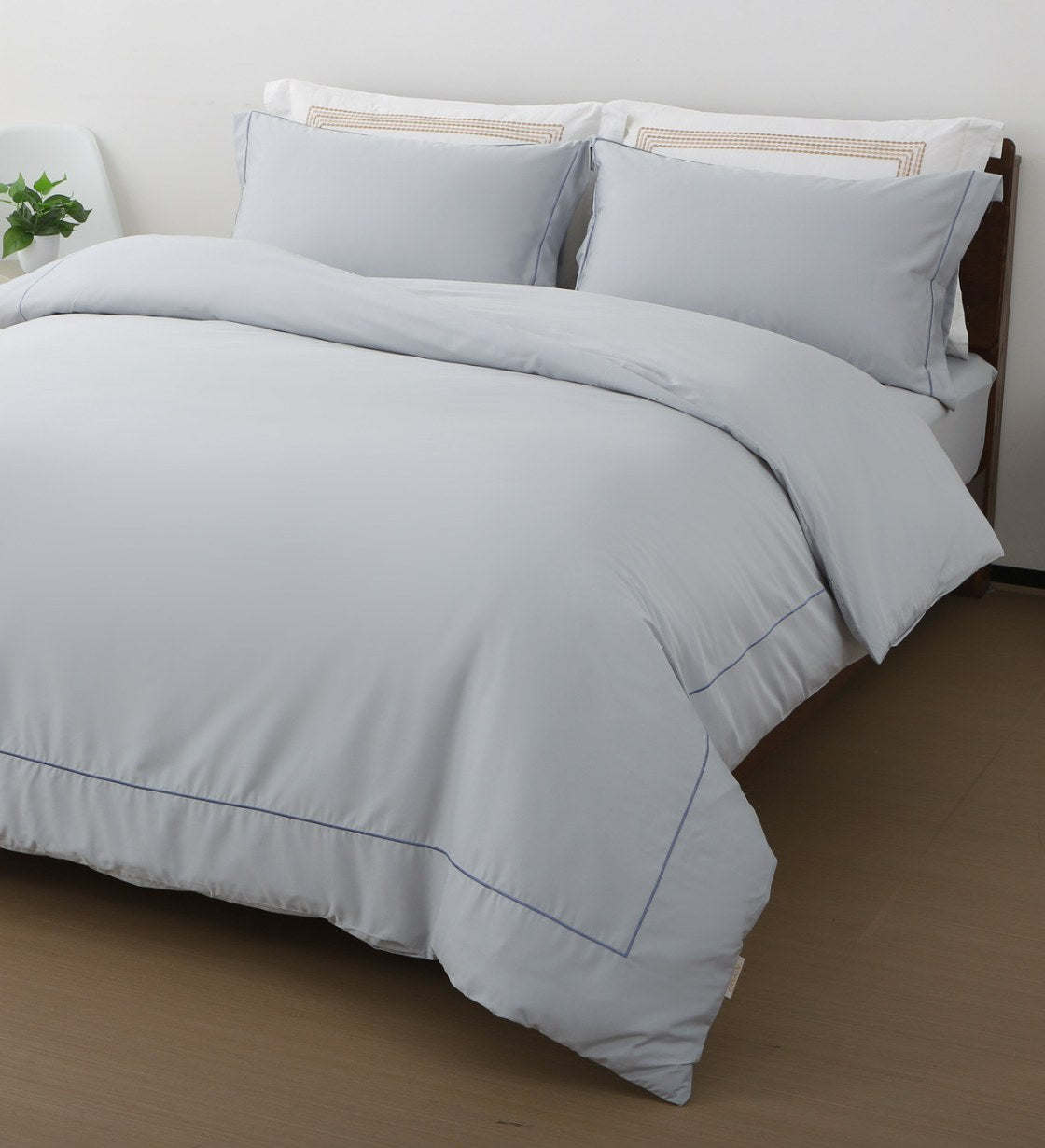 1300 Threads Uplift-Dry & Glow Series - Cloudy Water Blue (AU004)